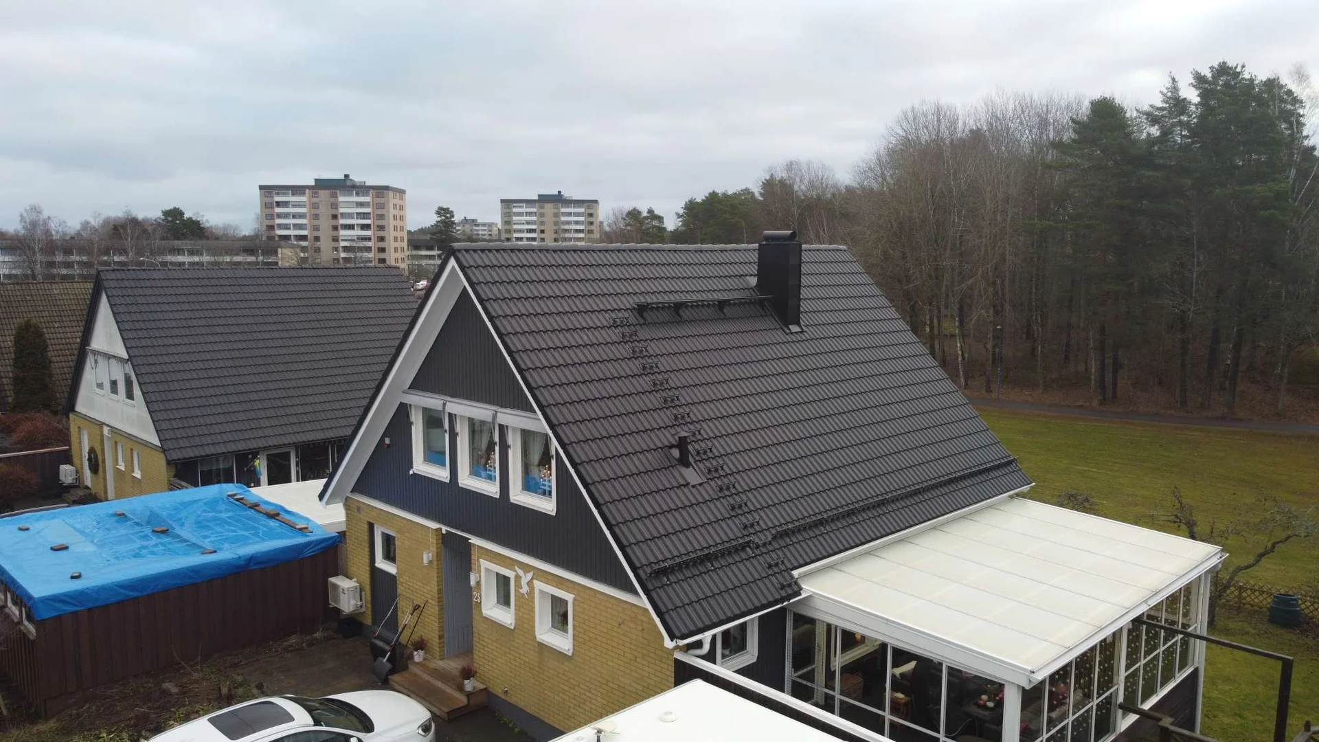 Villa med mörka takpannor, luftfoto