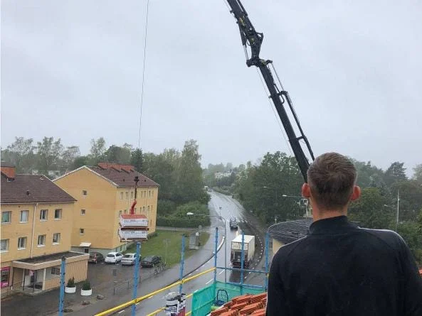 JBE personal på tak med kran
