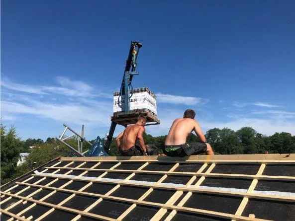 Personal på takstomme, sommar