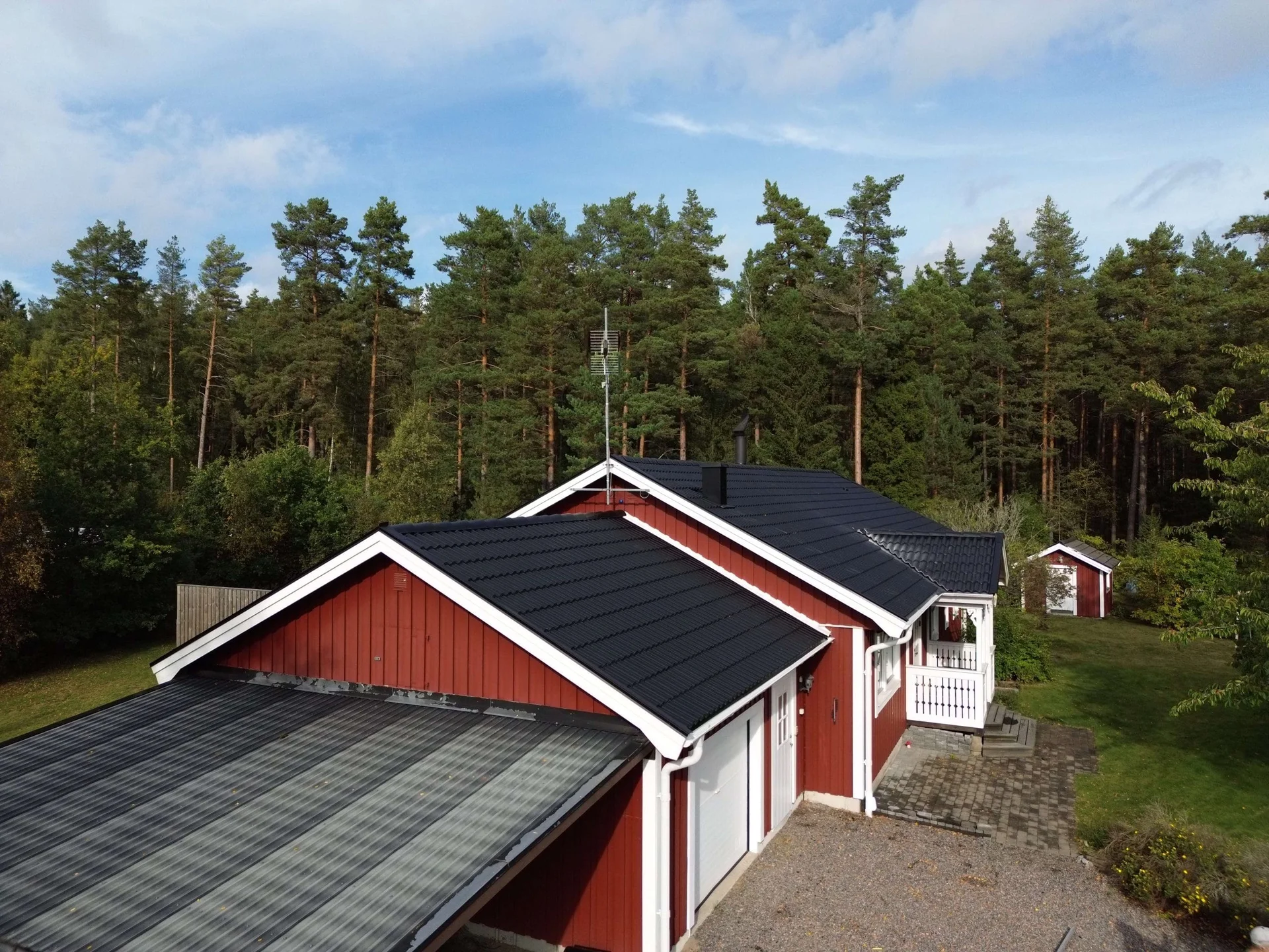 Rött hus med mörk metallplåt