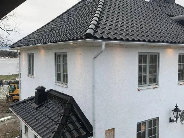 Vit villa med mörka takpannor